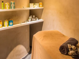 Massageraum mit Behandlungsbank und Pflegeprodukten im Hotel Schwedi – Wohlfühlatmosphäre für entspannende Wellnessmomente.
