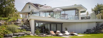Moderner Wellnessanbau des Hotel Schwedi mit Sonnenterrasse, Glasfront und Liegewiese – stilvolle Architektur trifft auf naturnahe Erholung am Bodensee.