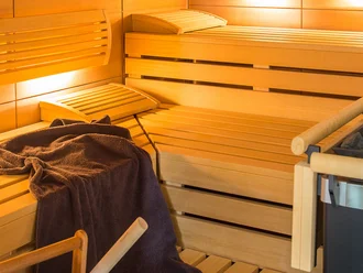 Modern ausgestattete Sauna aus hellem Holz im Wellnessbereich des Hotel Schwedi – Entspannung und Wärme in stilvollem Ambiente.