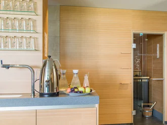 Teestation mit Getränken und Zugang zur Sauna im Wellnessbereich des Hotel Schwedi – Erholung für Körper und Geist.